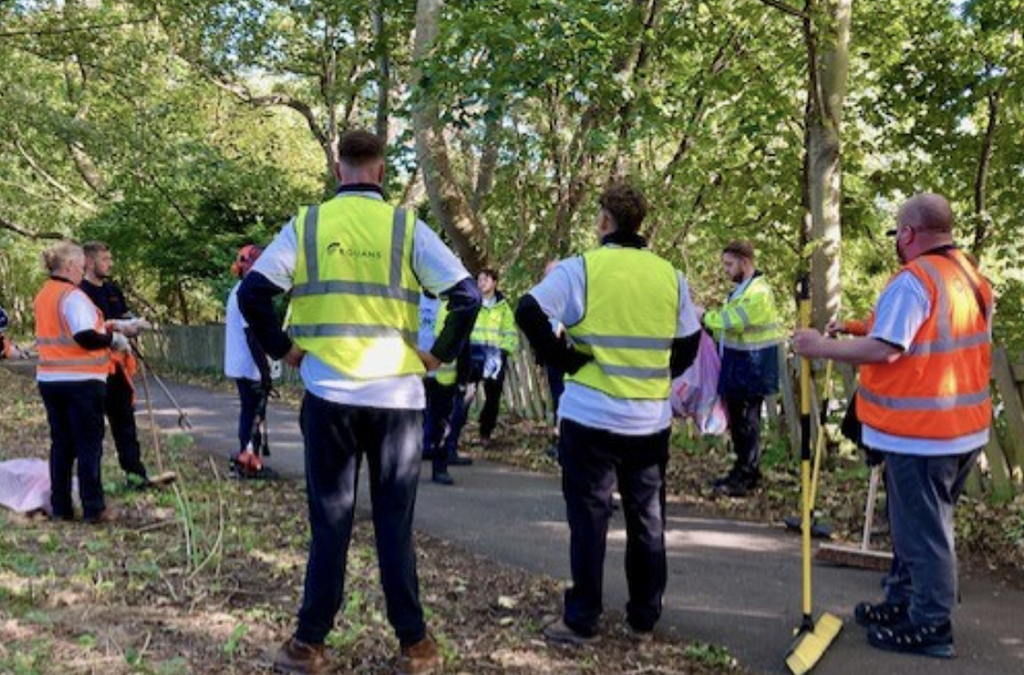 Industrial chemists help with litter clean-up